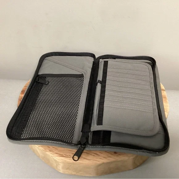 ⚫️ L L Bean Documents / Passport / Travel Organizer - Unisex - Excellent - Picture 8 of 12